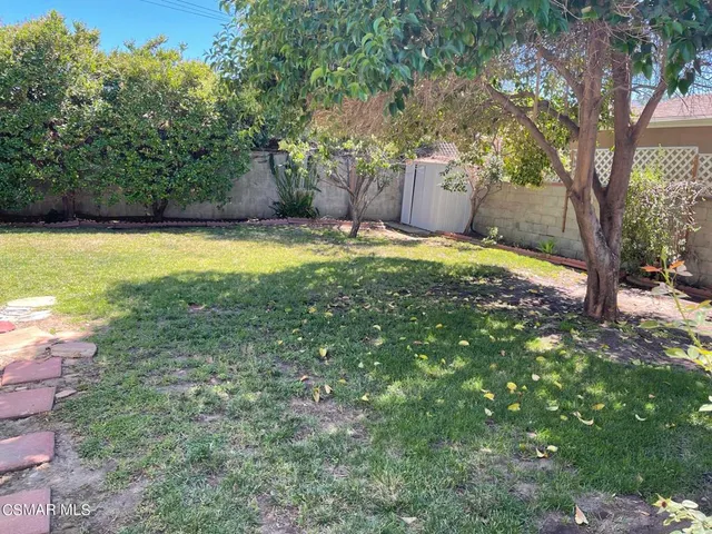 a view of a back yard