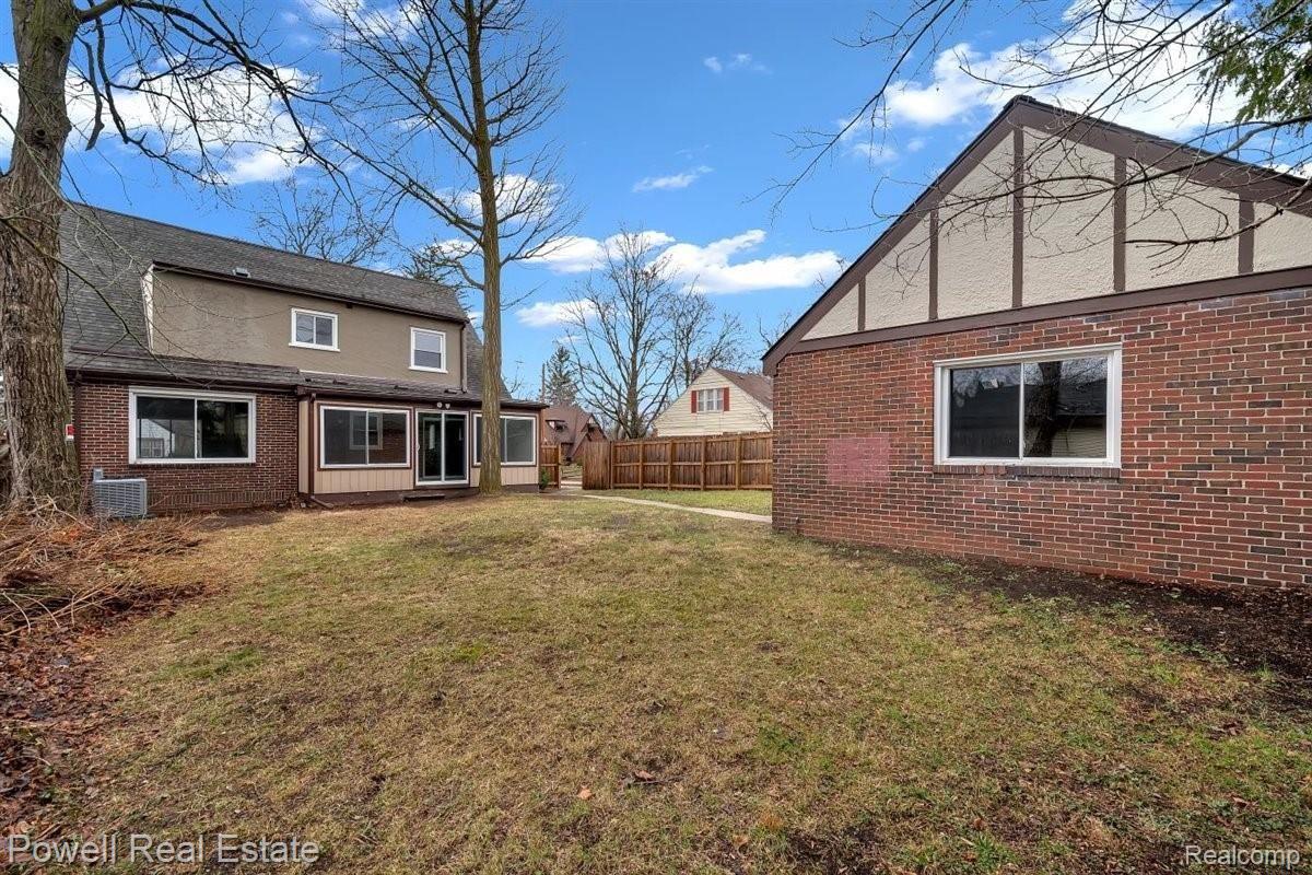 221 Chippewa Road Pontiac, MI 48341 - Photo 4 of 27 04-DSC_2806.jpg