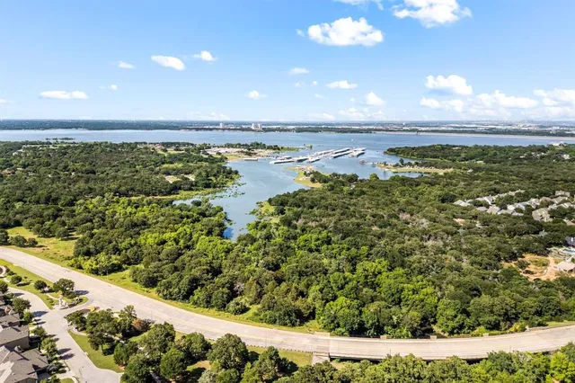 a view of a large yard with lots of green space