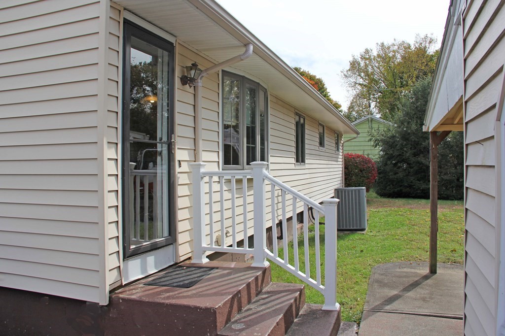 164 Montgomery Road Westfield, MA 01085 - Photo 4 of 27 Gallery Image 4