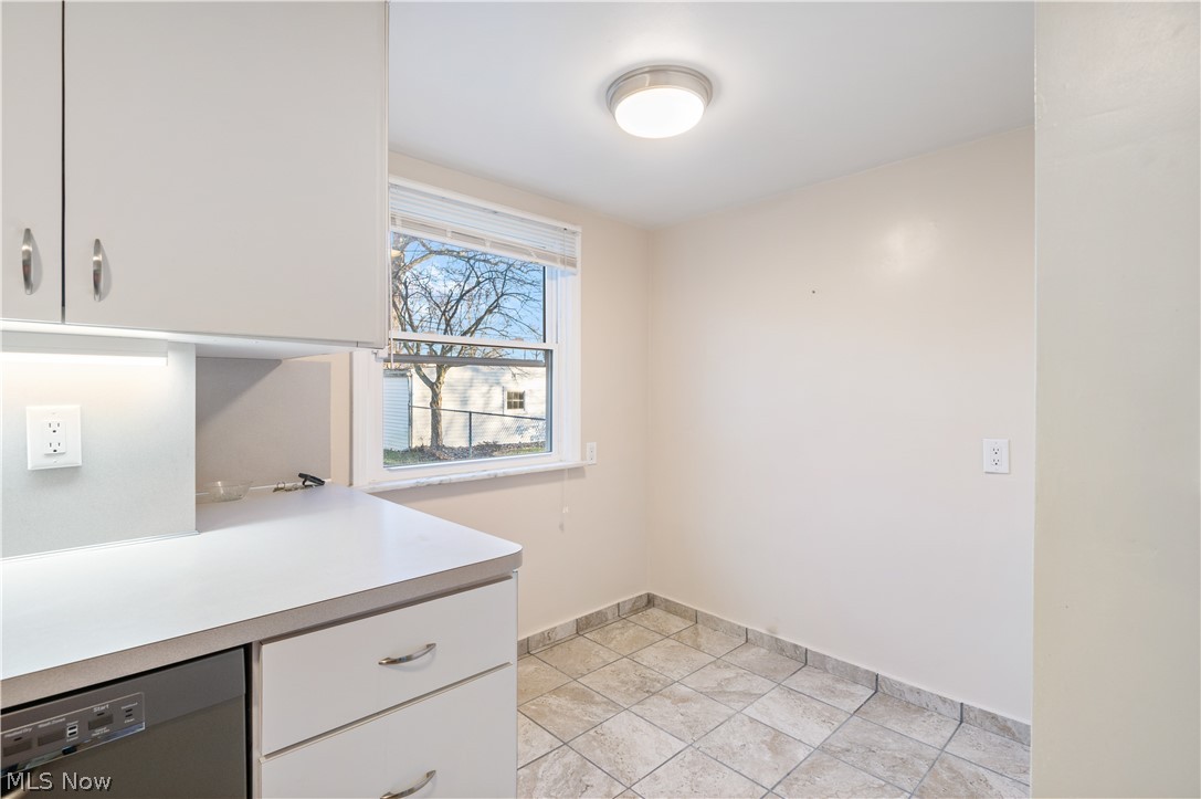 4028 Charlton Road Cleveland, OH 44121 - Photo 5 of 24