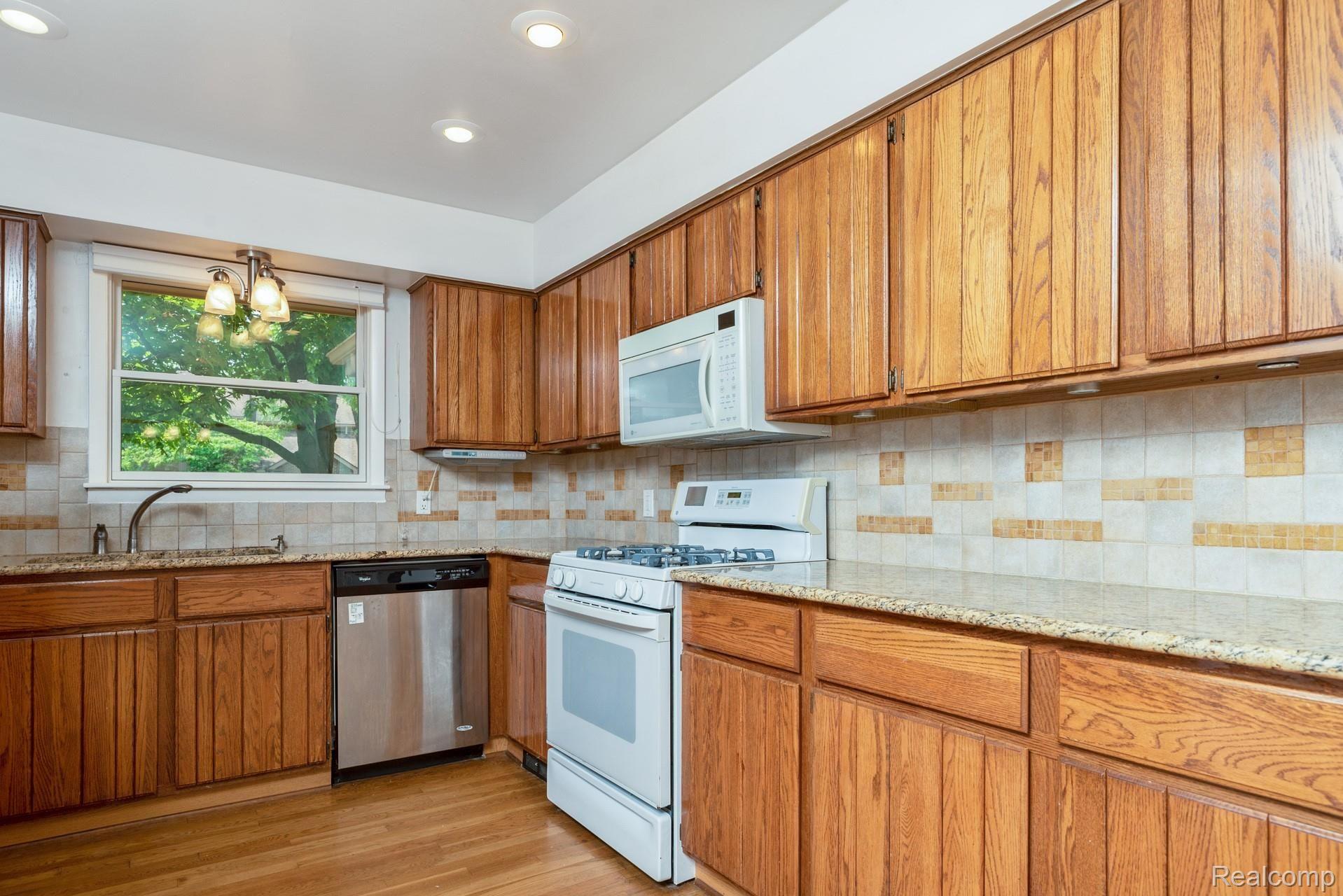 887 Ten Point Drive Rochester, MI 48309 - Photo 11 of 39 008-photo--7342924.jpg