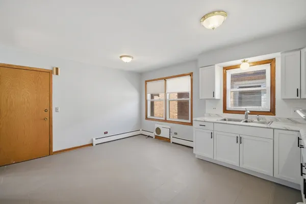 $2,100 | 8645 West Summerdale Avenue, Unit 3, Chicago, IL 60656