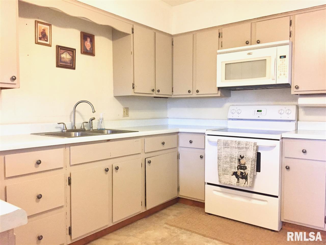 1323 Spring Bay Road East Peoria, IL 61611 - Photo 12 of 31 Gallery Image 12