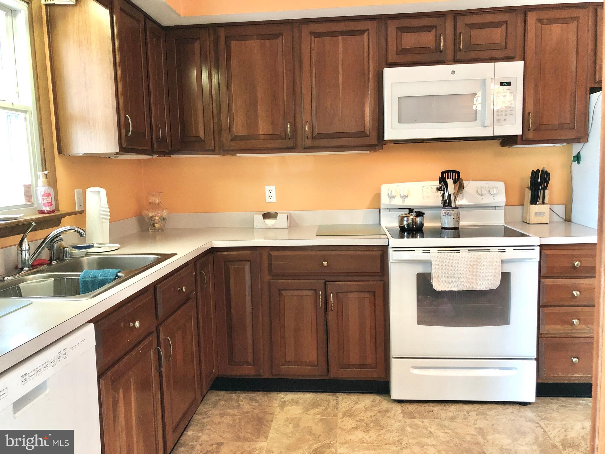 423 Salisbury Road Edgewater, MD 21037 - Photo 11 of 32 Kitchen