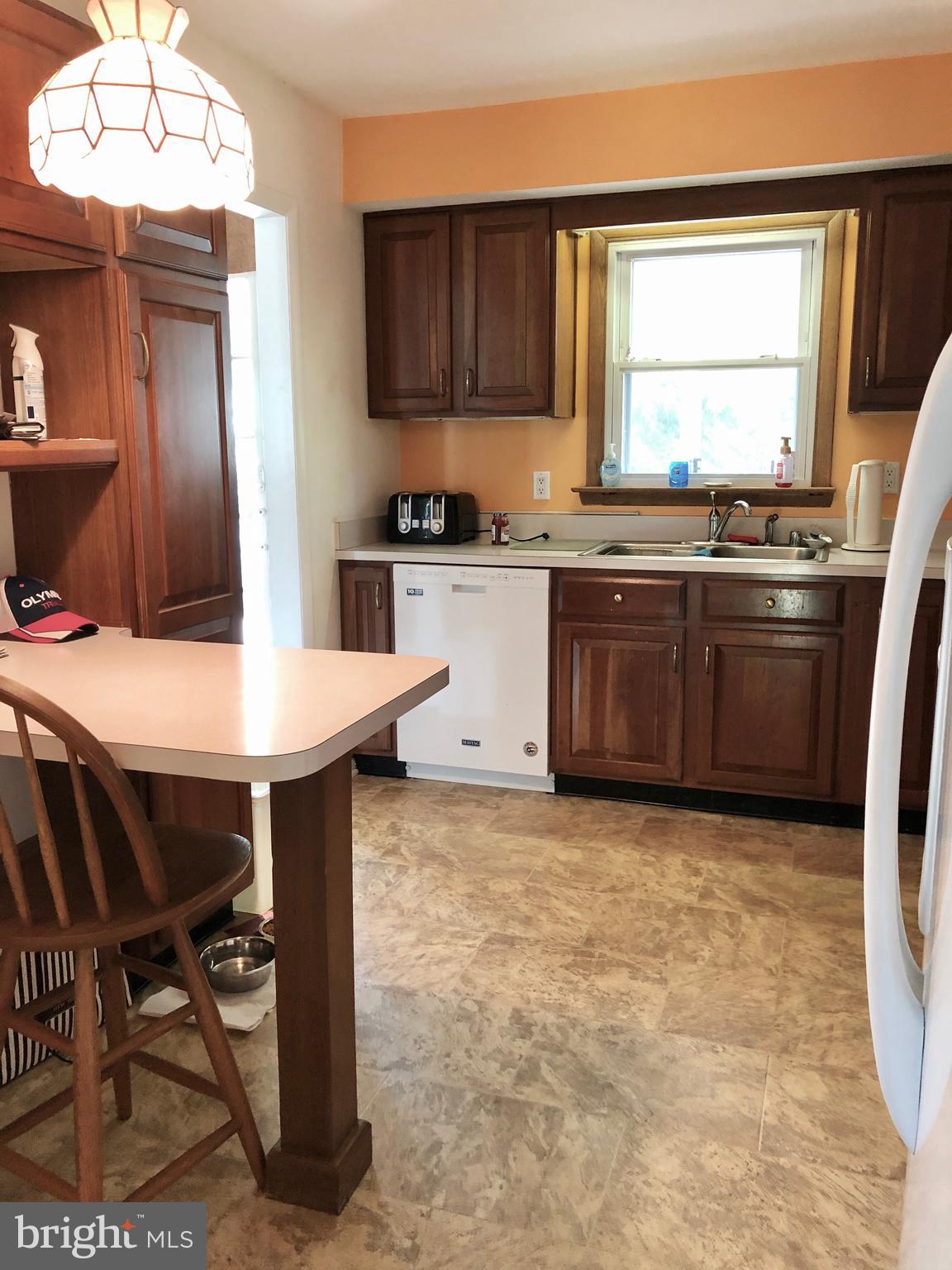 423 Salisbury Road Edgewater, MD 21037 - Photo 9 of 32 Kitchen w/ built in table