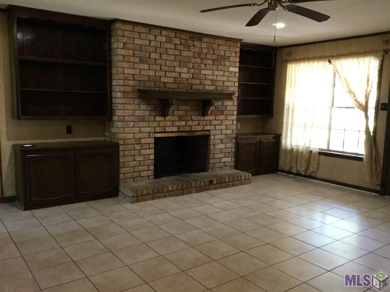 2918 Tall Timbers Road Baton Rouge, LA 70816 - Photo 4 of 9 Living Room with Fireplace