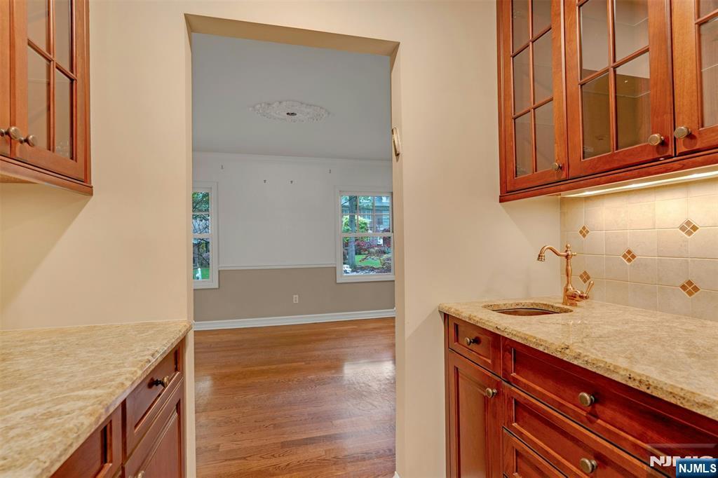 506 Sunderland Road Teaneck, NJ 07666 - Photo 11 of 42