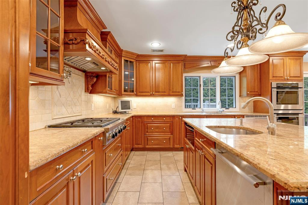 506 Sunderland Road Teaneck, NJ 07666 - Photo 12 of 42