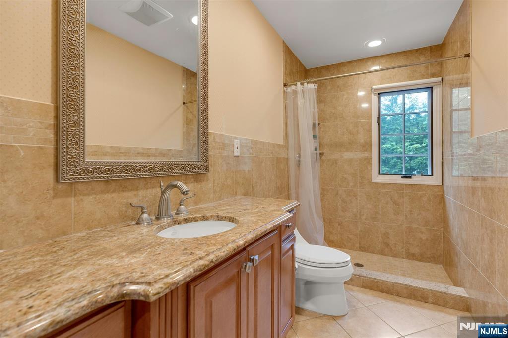 506 Sunderland Road Teaneck, NJ 07666 - Photo 17 of 42