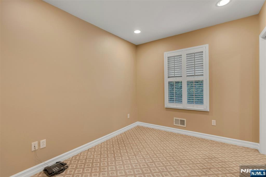 506 Sunderland Road Teaneck, NJ 07666 - Photo 18 of 42