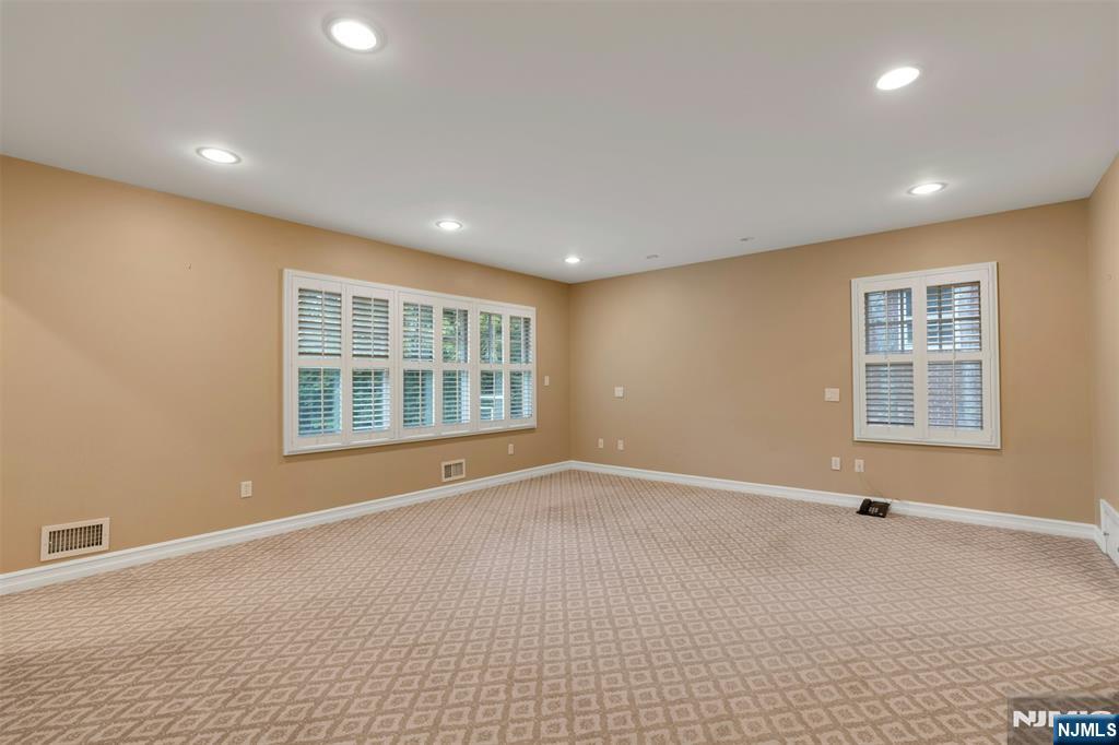 506 Sunderland Road Teaneck, NJ 07666 - Photo 19 of 42