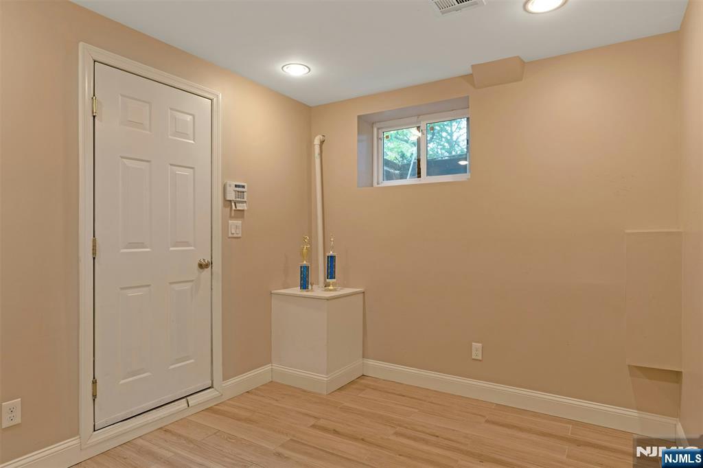 506 Sunderland Road Teaneck, NJ 07666 - Photo 37 of 42