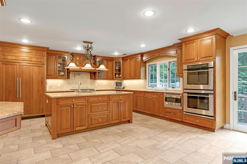 506 Sunderland Road Teaneck, NJ 07666 - Photo 9 of 42