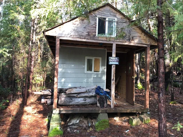 a view of a pathway of a house