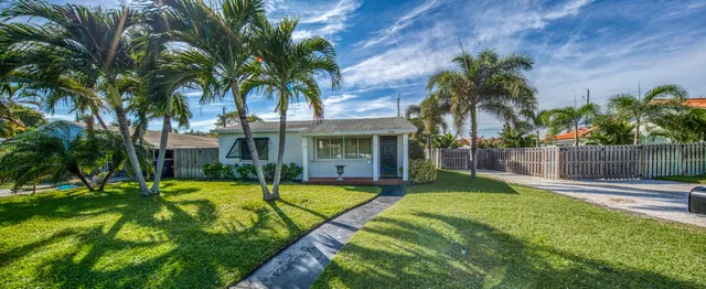 a view of a house with a backyard