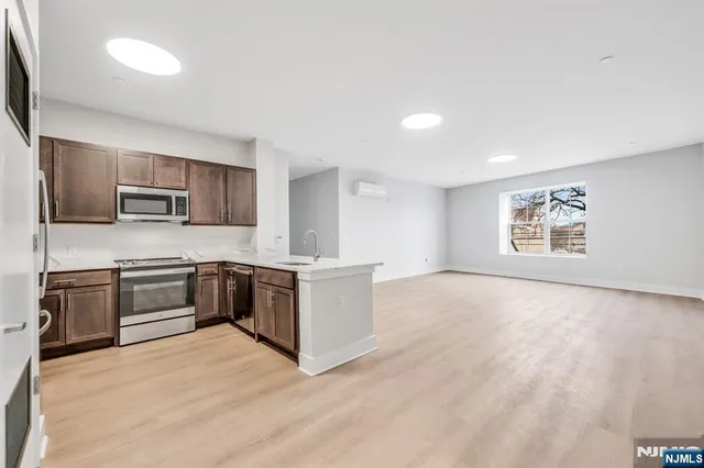 $2,825 | 1 Center Street, Unit 205, Clifton, NJ 07011