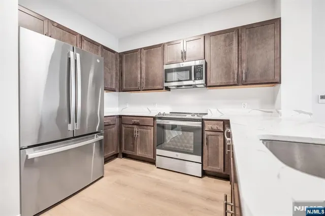 $2,825 | 1 Center Street, Unit 205, Clifton, NJ 07011