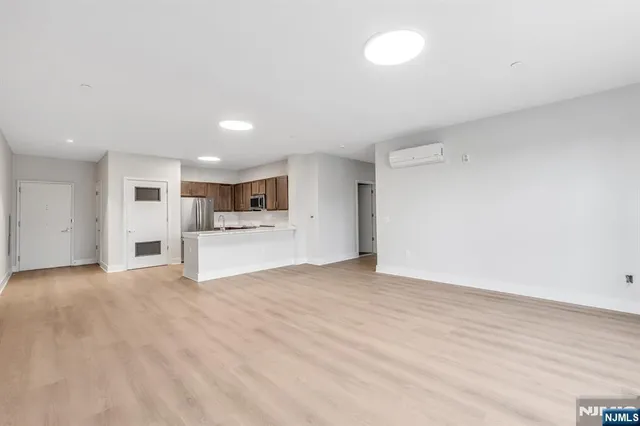 $2,825 | 1 Center Street, Unit 205, Clifton, NJ 07011