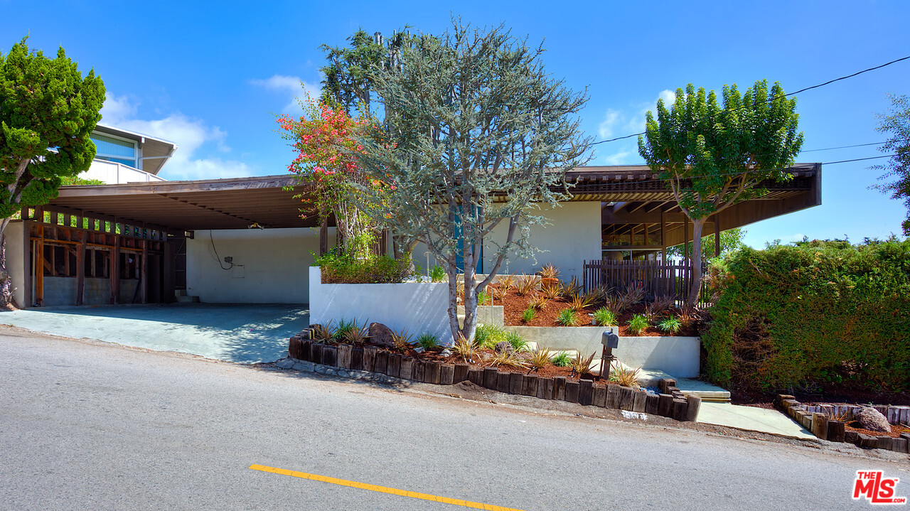 1300 North Tigertail Road Los Angeles, CA 90049 - Photo 1 of 1 Gallery Image 1