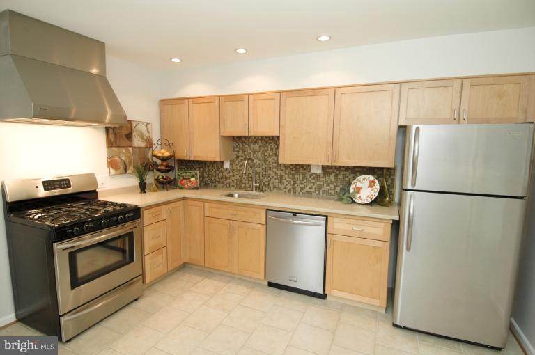 3507 Kayson Street Silver Spring, MD 20906 - Photo 2 of 24 Kitchen