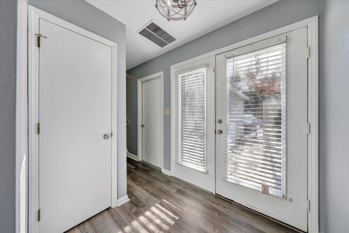2432 Post Oak Road Salem, VA 24153 - Photo 5 of 32 Foyer