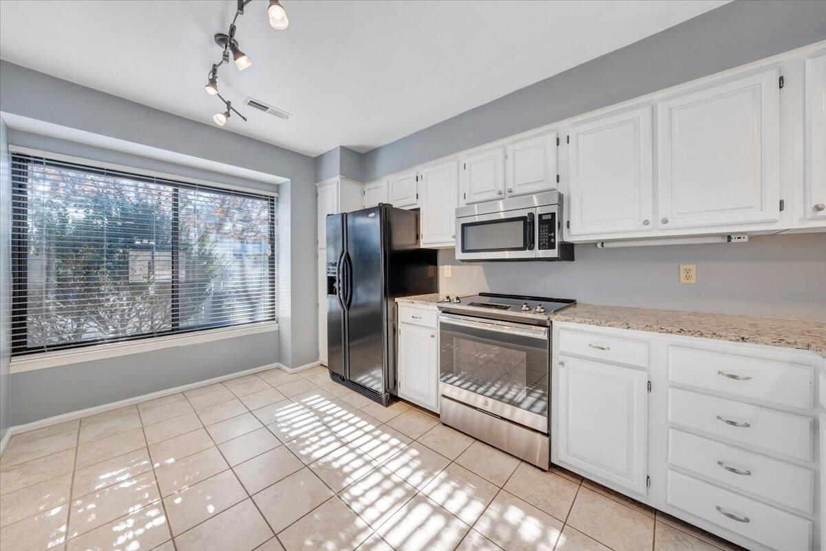2432 Post Oak Road Salem, VA 24153 - Photo 7 of 32 Kitchen_2