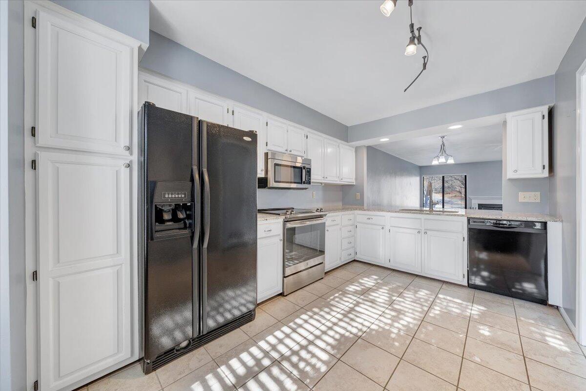 2432 Post Oak Road Salem, VA 24153 - Photo 9 of 32 Kitchen_4