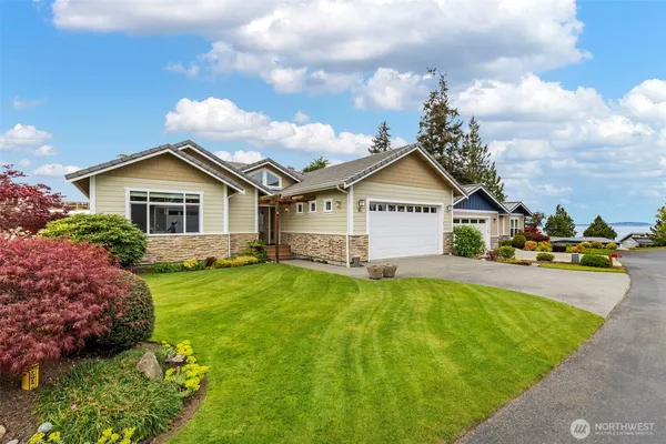 a view of a house with backyard and garden