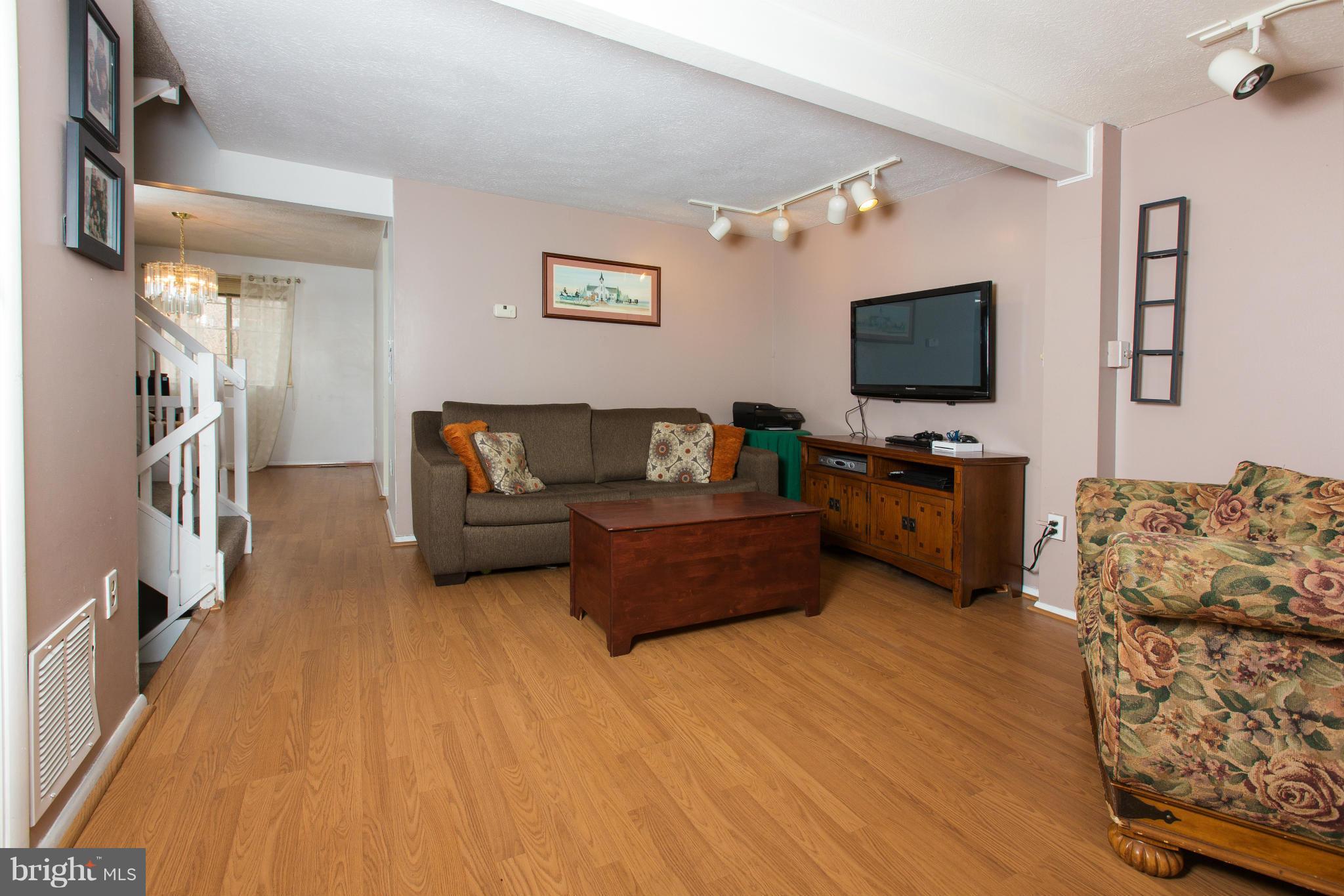 6212 Hillside Road Springfield, VA 22152 - Photo 6 of 27 Living Room