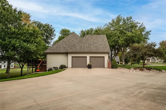 $635,000 | 610 Willow Lane, Ottawa, KS 66067
