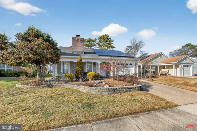 a view of a house with backyard