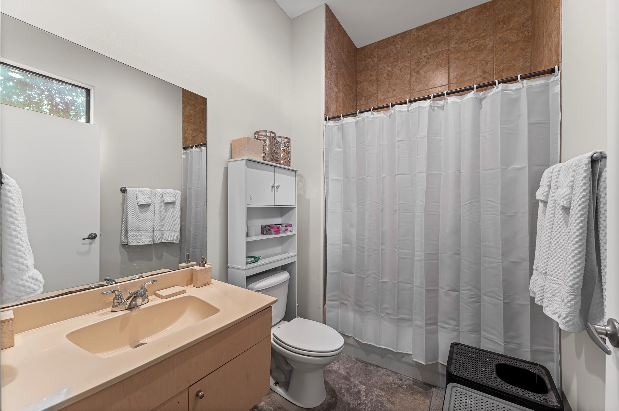 730 Ruthven Street Houston, TX 77019 - Photo 13 of 36 a bathroom with a sink toilet and shower