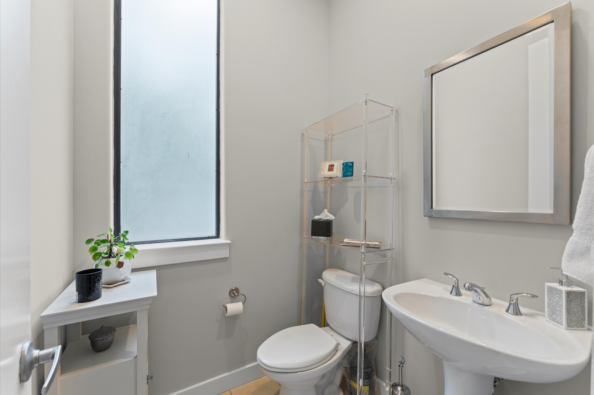 730 Ruthven Street Houston, TX 77019 - Photo 14 of 36 a bathroom with a sink toilet and a mirror