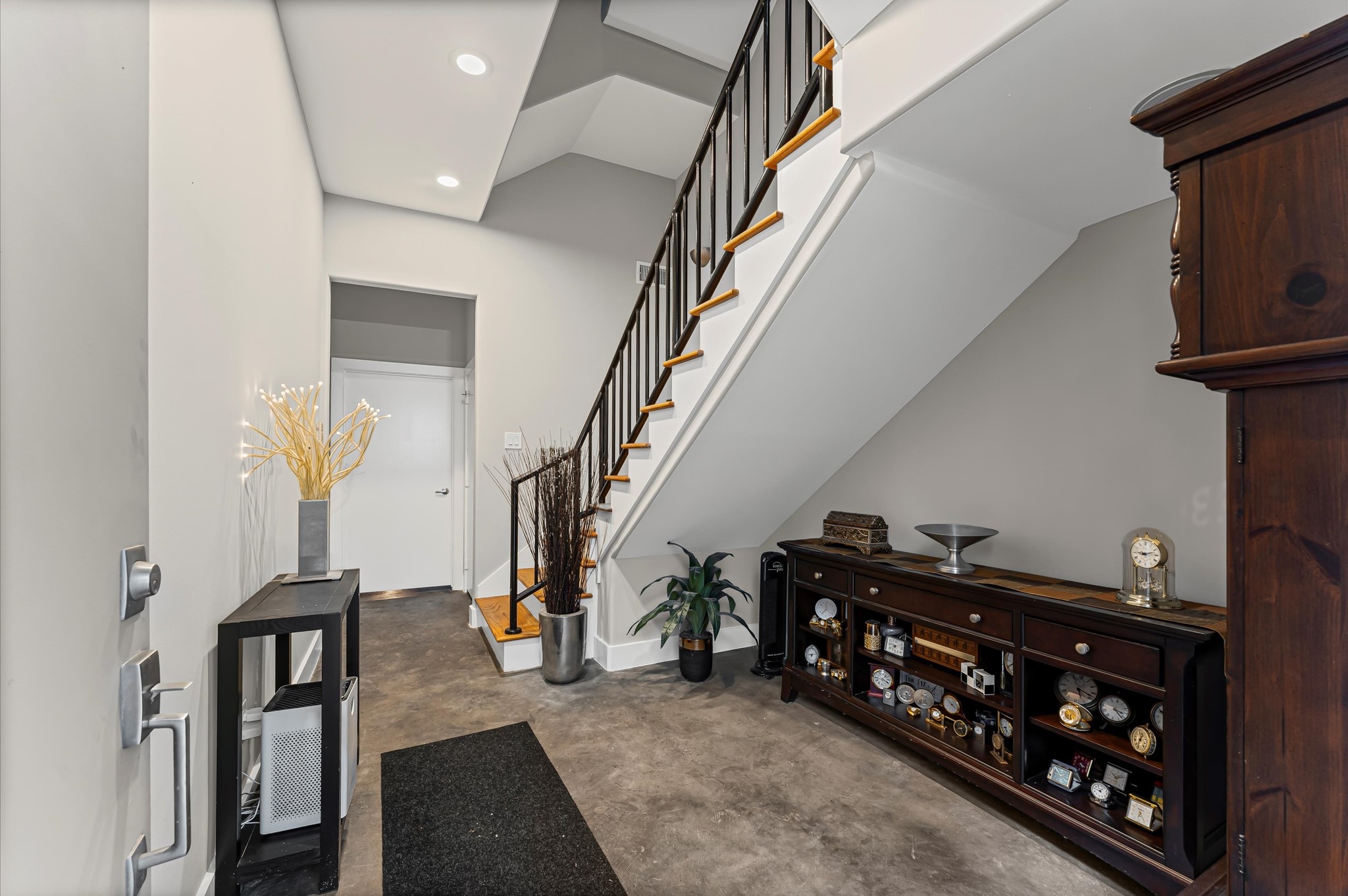730 Ruthven Street Houston, TX 77019 - Photo 2 of 36 a view of entryway and hall