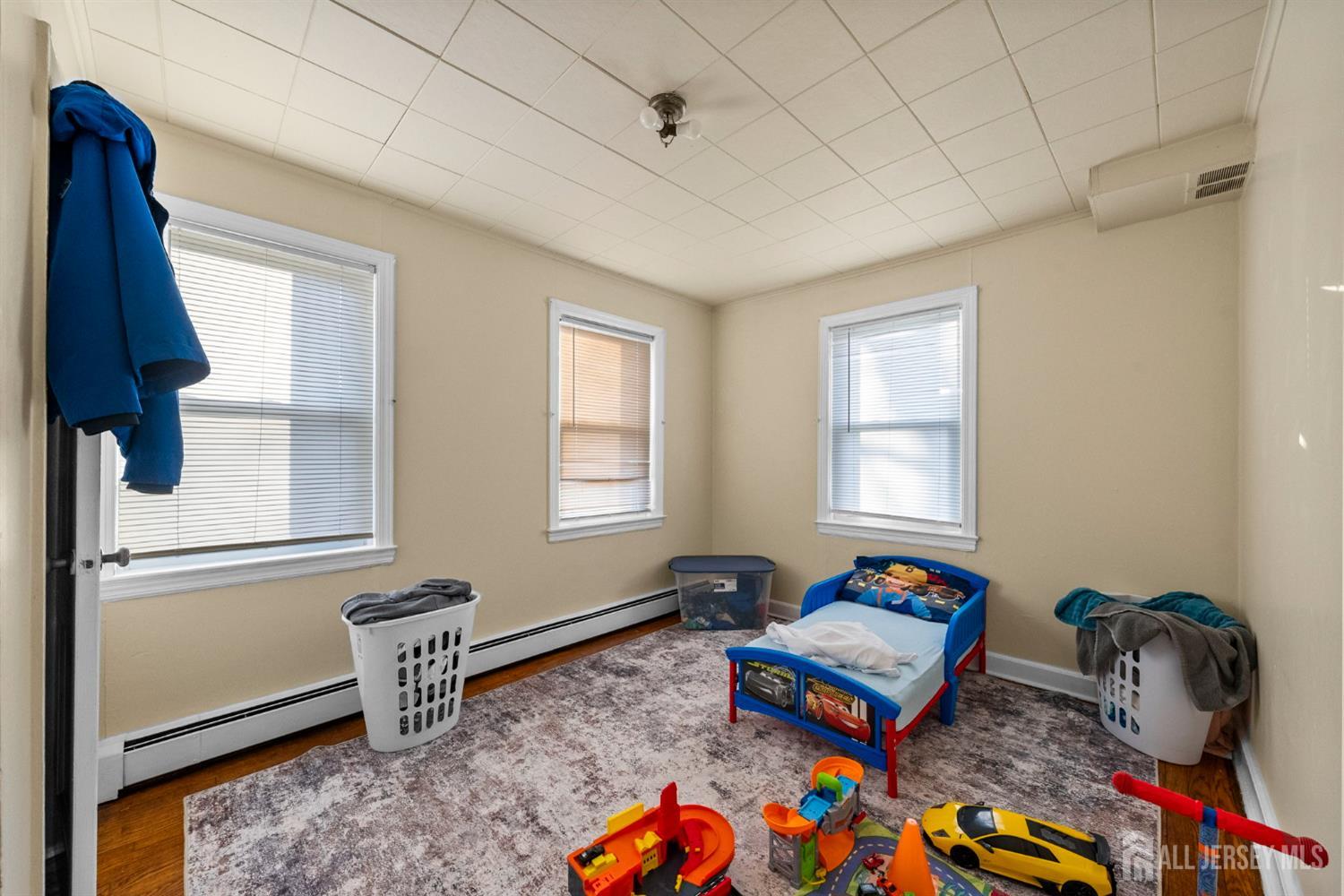 973 Ellis Parkway Edison, NJ 08820 - Photo 29 of 34 a living room with furniture and a window