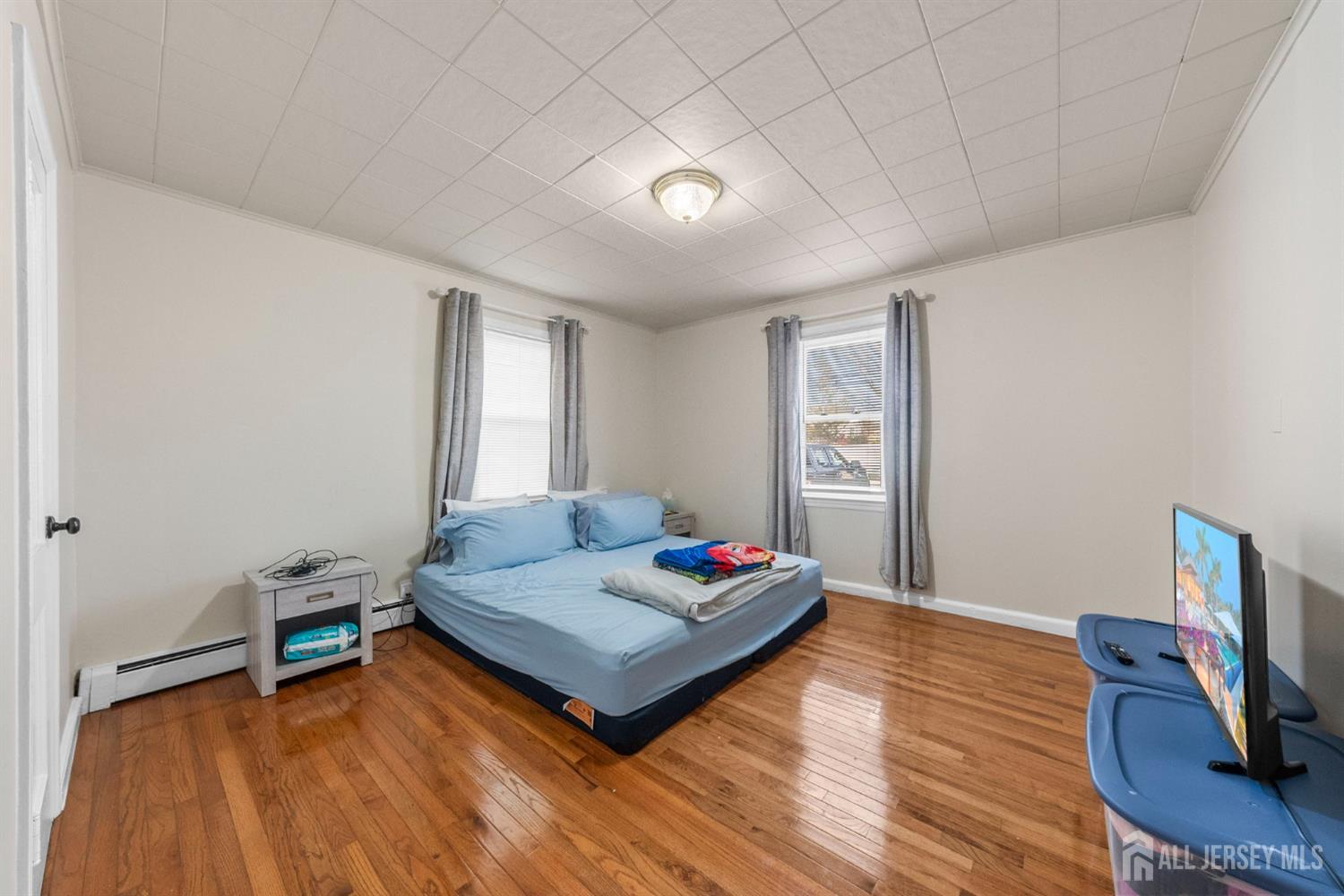 973 Ellis Parkway Edison, NJ 08820 - Photo 9 of 34 a living room with hard wood floors and a window