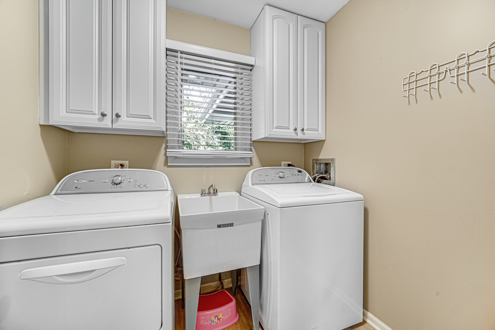 1855 North Happ Road Northbrook, IL 60062 - Photo 12 of 32 a utility room with dryer and washer