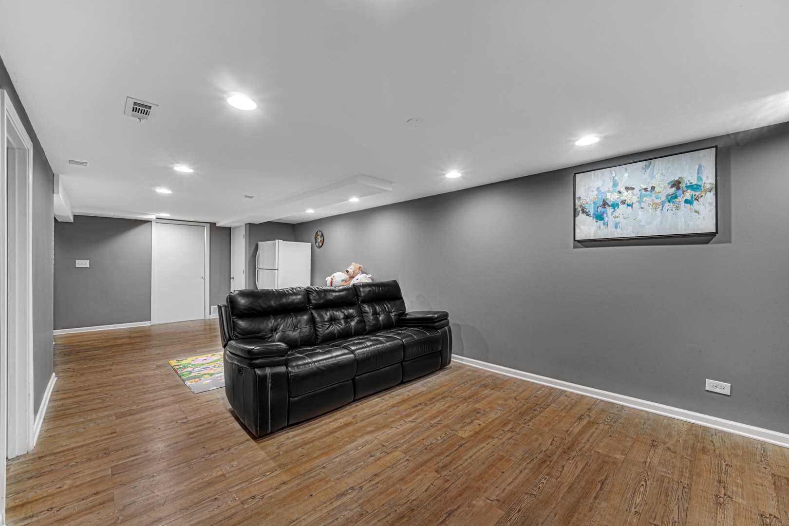 1855 North Happ Road Northbrook, IL 60062 - Photo 25 of 32 a view of a livingroom with furniture