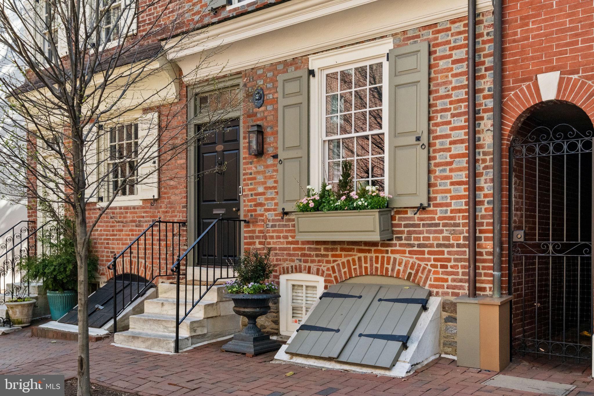 228 Spruce Street Philadelphia, PA 19106 - Photo 2 of 36 not sure