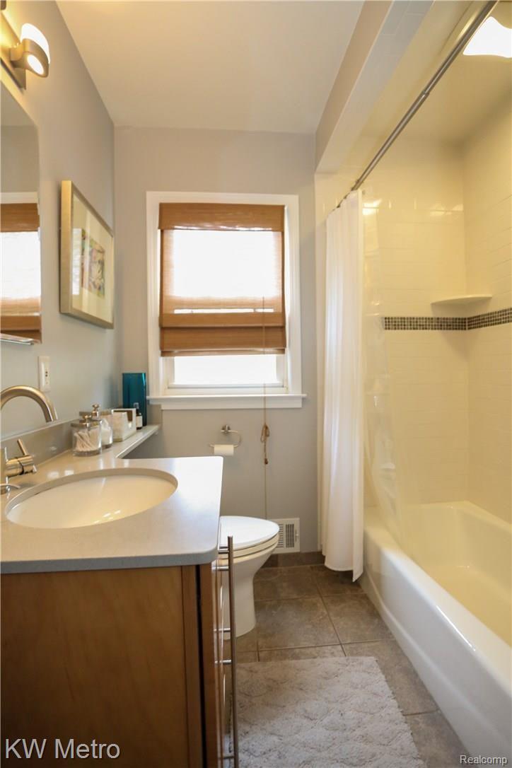 3144 Wakefield Road Berkley, MI 48072 - Photo 21 of 36 Wakefield-23.jpg