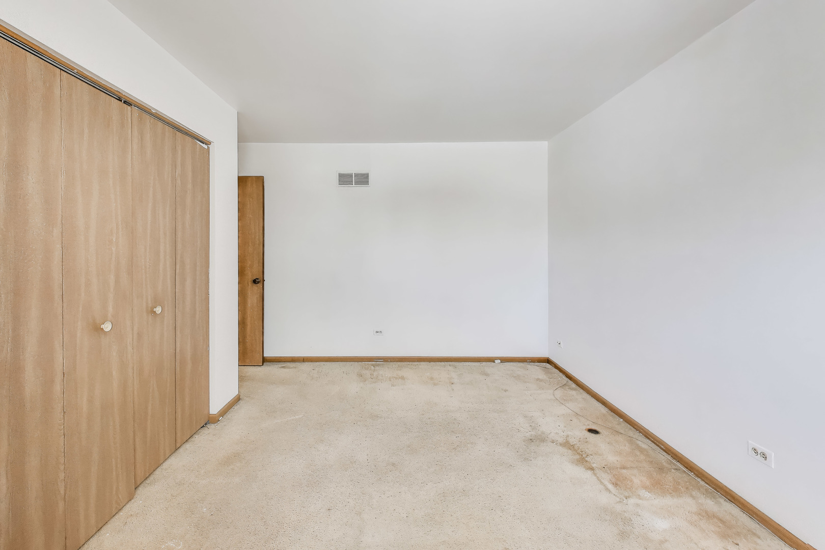 749 Old Farm Road Matteson, IL 60443 - Photo 25 of 34 a view of a room with a hallway