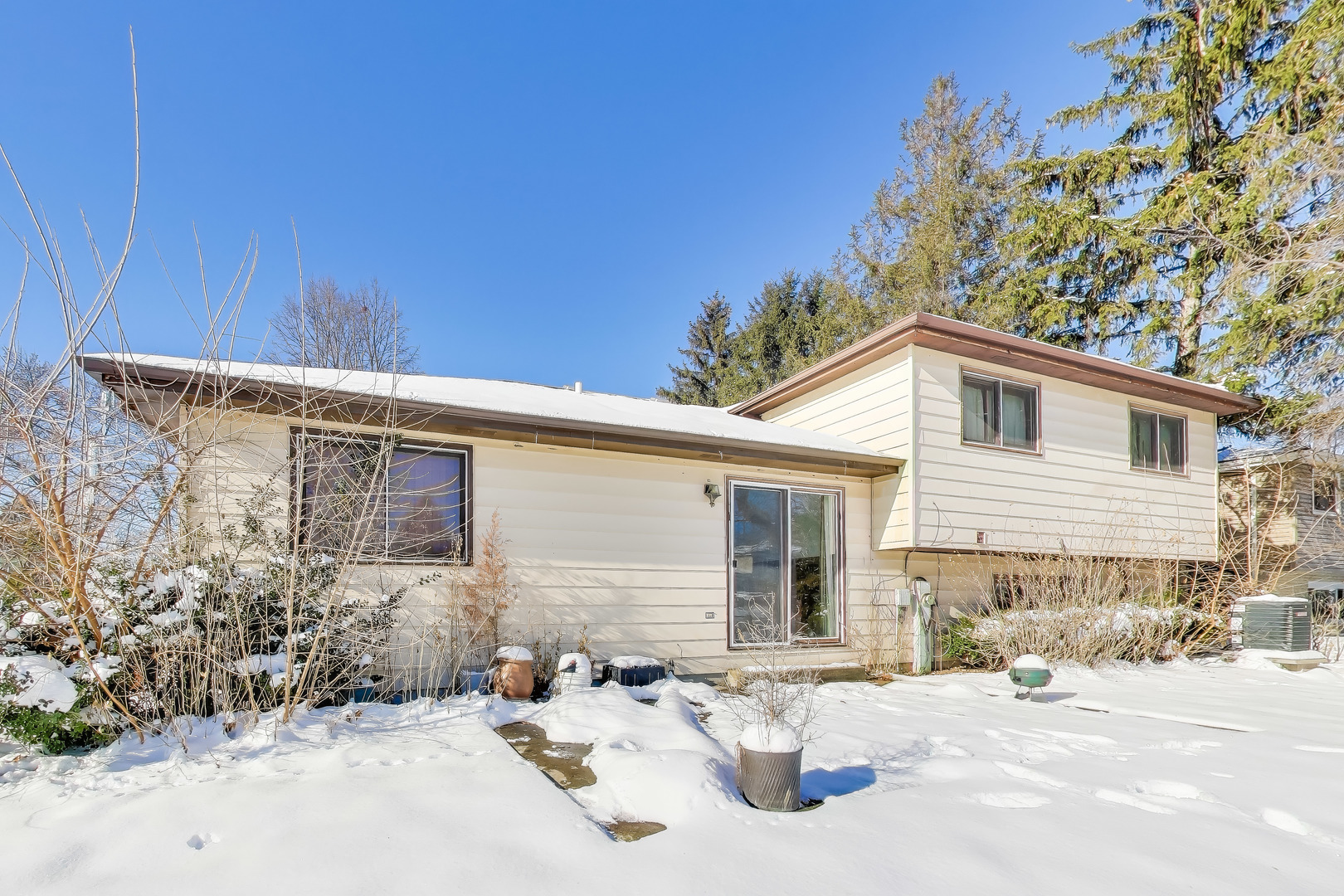 749 Old Farm Road Matteson, IL 60443 - Photo 30 of 34 a backyard of a house with outdoor seating