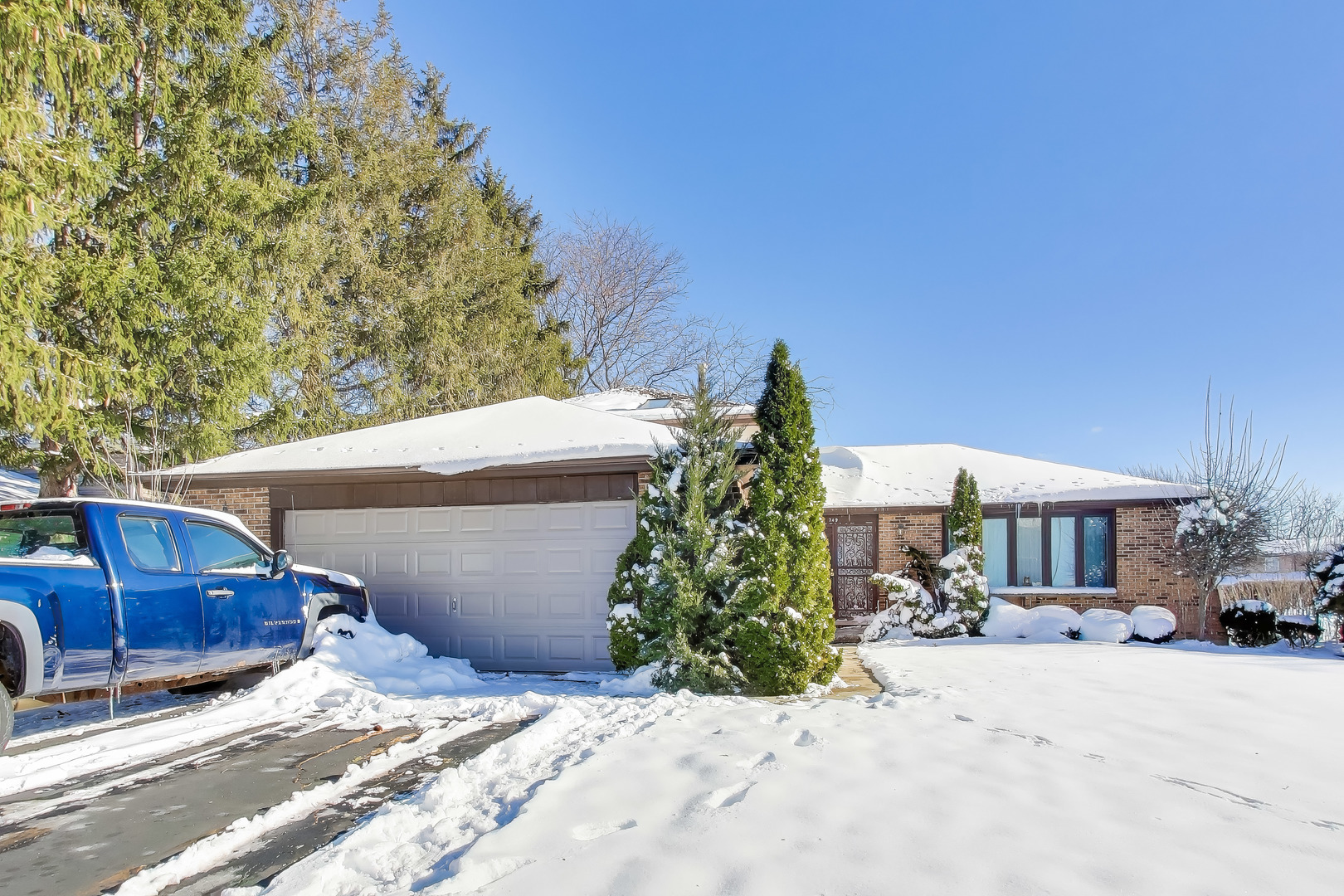 749 Old Farm Road Matteson, IL 60443 - Photo 3 of 34 a view of a chairs and table under an umbrella in the patio