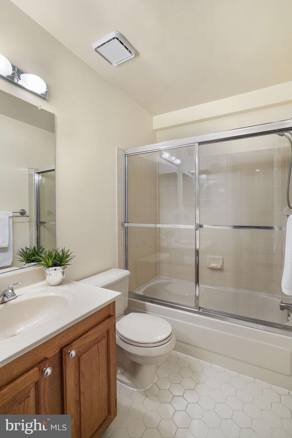 11730 Great Owl Circle Reston, VA 20194 - Photo 21 of 35 Upper Level Second Full Bath