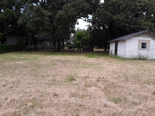 a house view with backyard space