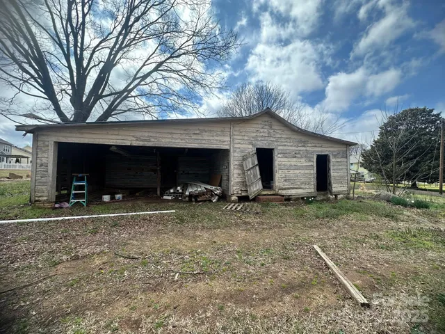 a view of a house with backyard