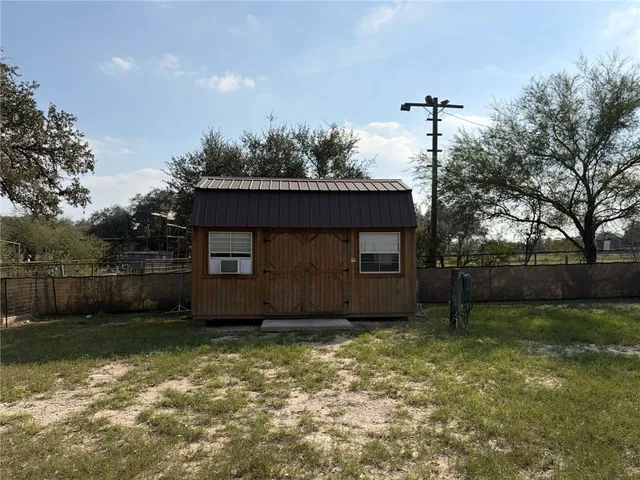 a view of a backyard