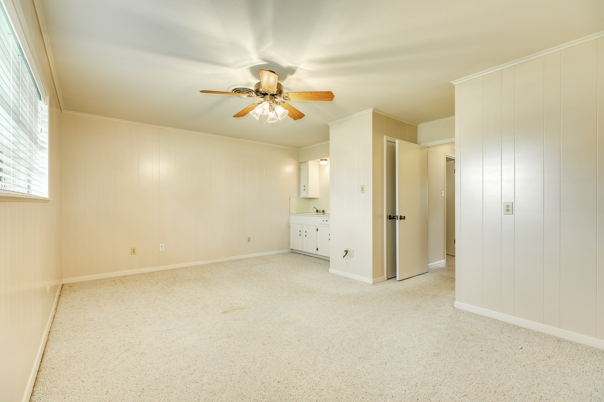 232 Magnolia Street Brazoria, TX 77422 - Photo 22 of 28 an empty room with a ceiling fan and a shower