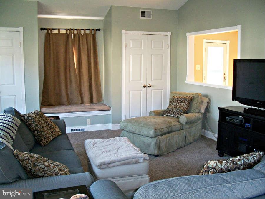 4439 Flintstone Road Alexandria, VA 22306 - Photo 11 of 29 Family Room